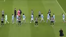 Para pemain Newcastle United menyambut para pemain Manchester City memasuki lapangan sebelum dimulainya laga lanjutan Liga Inggris 2020/2021 pekan ke 36 di di St James' Park, Newcastle, Jumat (14/5/2021). Newcastle kalah 3-4 dari Manchester City. (AP/Scott Heppell/Pool)