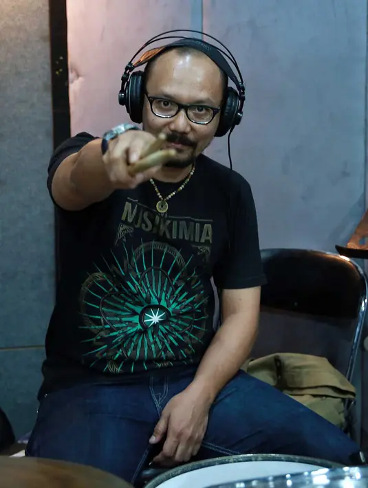 Membawakan 2 lagu dengan sentuhan musik rock, penampilan Yoyo Padi dan kawan-kawan diiringi musik orkestra dari komposer kenamaan Erwin Gutawa. (Deki Prayoga/Bintang.com)