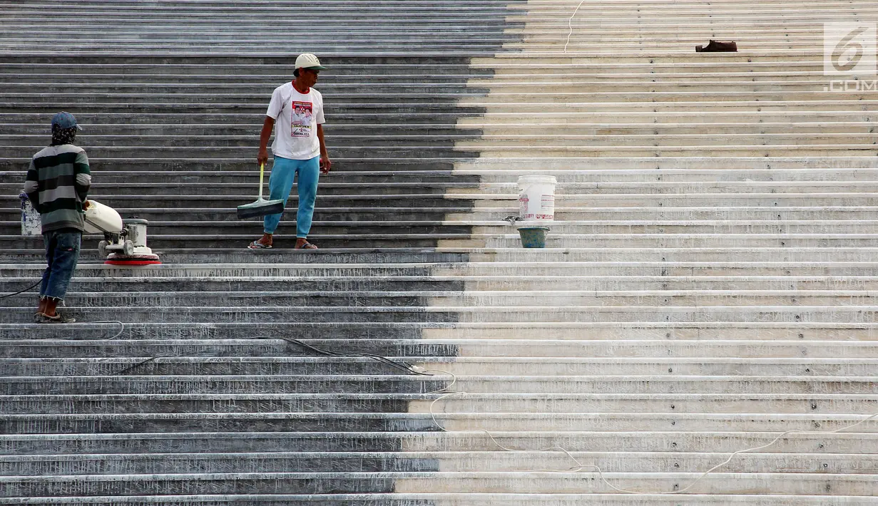 Pekerja membersihkan lantai tangga gedung Parlemen, Senayan, Jakarta, Senin (31/7). Bersih - bersih ini dilakukan tiga bulan sekali untuk perawatan Gedung MPR/DPR/DPD. (Liputan6.com/Johan Tallo)