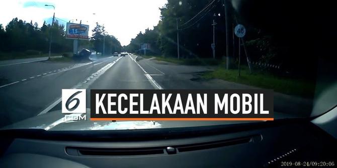VIDEO: Sedang Ngebut, Mobil Tergelincir Tabrak Tiang Listrik
