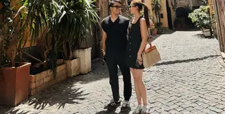 Pasutri baru Thariq Halilintar dan Aaliyah Massaid memilih Roma sebagai destinasi honeymoon mereka. Di beberapa potret terbaru yang diunggah Aaliyah Massaid, couple ini kompak mengenakan outfit serba hitam. [Foto: Instagram/aaliyah.massaid]