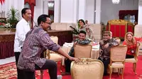 Tantangan Jokowi kepada wartawan tunjukan kaos kaki bolong (Liputan6.com)