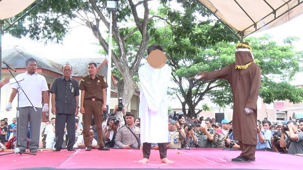 Pasangan Gay Jalani Hukuman Cambuk 80 Kali di Aceh