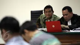 Udar Pristono tampak mendengarkan keterangan saksi saat menjalani sidang lanjutan di Pengadilan Tipikor, Jakarta, Senin (8/6/2015). (Liputan6.com/Helmi Afandi)