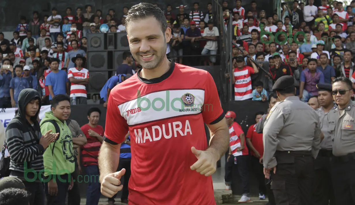 Pemain asing Madura United FC, Toni Espinosa Mossi, memasuki lapangan sebelum beruji coba melawan Persiba Balikpapan di Stadion Ahmad Yani, Sumenep, Sabtu (20/2/2016). (Bola.com/Vitalis Yogi Trisna)