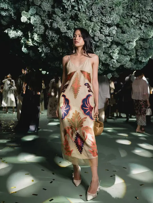 Maudy Ayunda kenakan dress panjang bertali dengan motif print yang statement. Dipadu dengan heels J'adior dan hand bag anyaman [@maudyayunda]