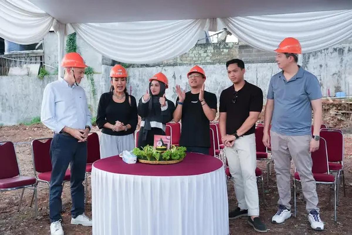 Gaya Modis Aurel Hermansyah saat Peletakan Batu Pertama Lapangan Padel Miliknya