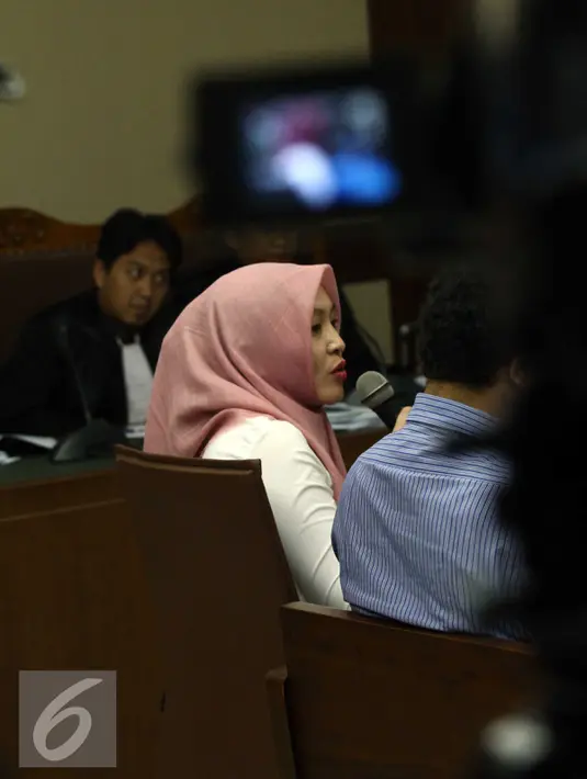 Terpidana kasus korupsi, Angelina Sondakh bersaksi untuk tersangka M. Nazaruddin pada sidang lanjutan kasus dugaan suap untuk memuluskan proyek PT Duta Graha Indonesia dan PT Nindya Karya di Pengadilan Tipikor, Jakarta, (6/1). (Liputan6.com/Helmi Afandi)