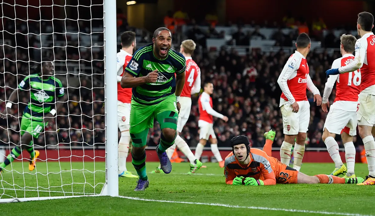 Pemain Swansea City, Ashley Williams melakukan selebrasi usai mencetak gol kegawang Arsenal pada lanjutan liga Inggris di Stadion Emirates (2/3). Swansea menang atas Arsenal dengan skor 2-1. (Reuters/John Sibley)