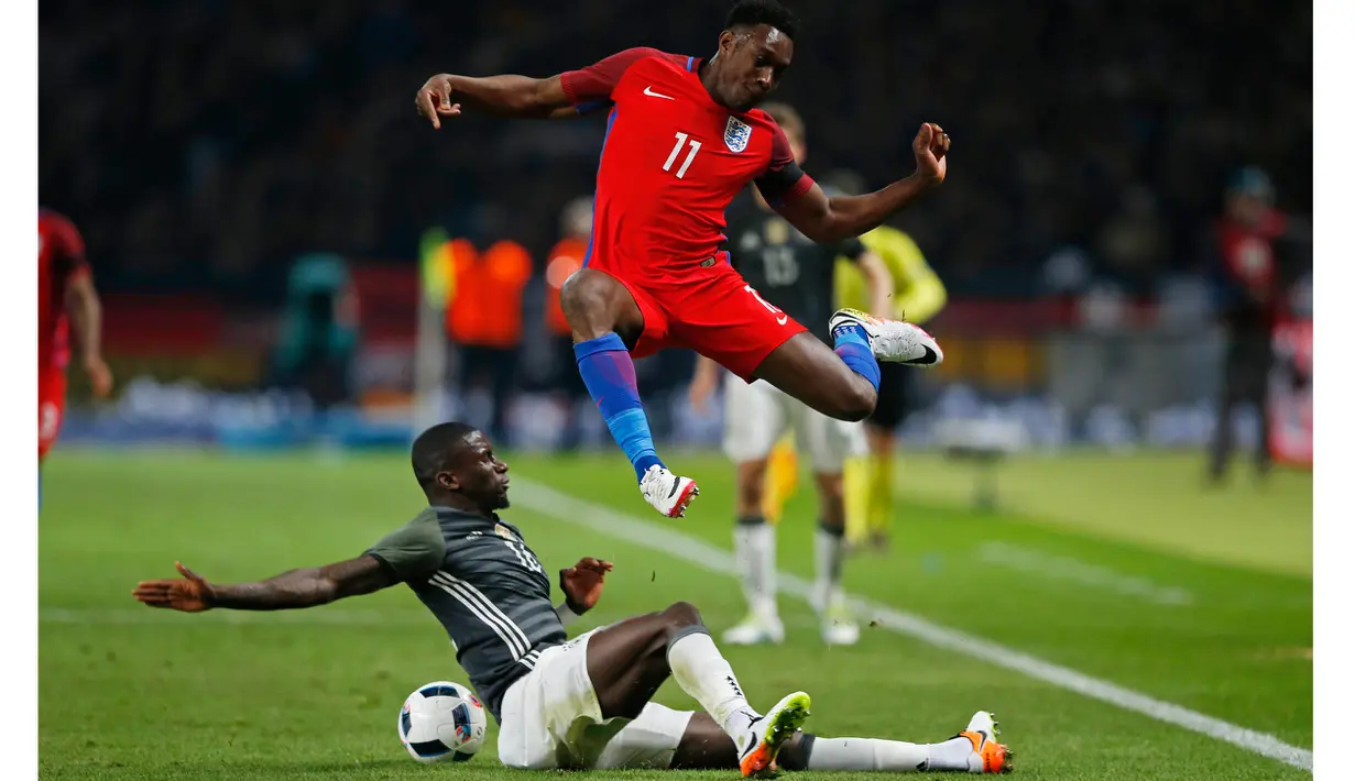 Pemain Arsenal, Danny Welbeck (kanan) di plot menjadi perusak konsentrasi lini belakang Jerman pada laga persahabatan di Olympiastadion, Berlin, Minggu (27/3/2016) dini hari WIB. (Reuters/Fabrizio Bensch)