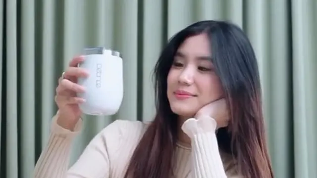 Konsumsi minum air putih tidak kurang dari 2 liter sehari, penting dalam penurunan tubuh manusia yang komposisi 60 persen diantaranya terdiri dari air.(Liputan6.com)