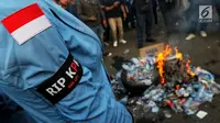 Mahasiswa dari berbagai kampus membakar botol plastik saat menggelar demonstrasi di Gedung DPR/MPR, Jakarta, Kamis (19/9/2019). Menurut mahasiswa Revisi Kitab Undang-Undang Hukum Pidana (RKUHP) yang akan disahkan tidak berpihak pada kepentingan masyarakat. (Liputan6.com/JohanTallo)