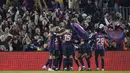 Sejumlah pemain Barcelona merayakan gol ke gawang Real Madrid pada laga pekan ke-26 Liga Spanyol 2022/2023 di Camp Nou, Barcelona, Senin (20/03/2023). Blaugrana menang dengan skor 2-1 pada pertandingan yang bertajuk El Classico tersebut. (AP Photo/Joan Mateu)