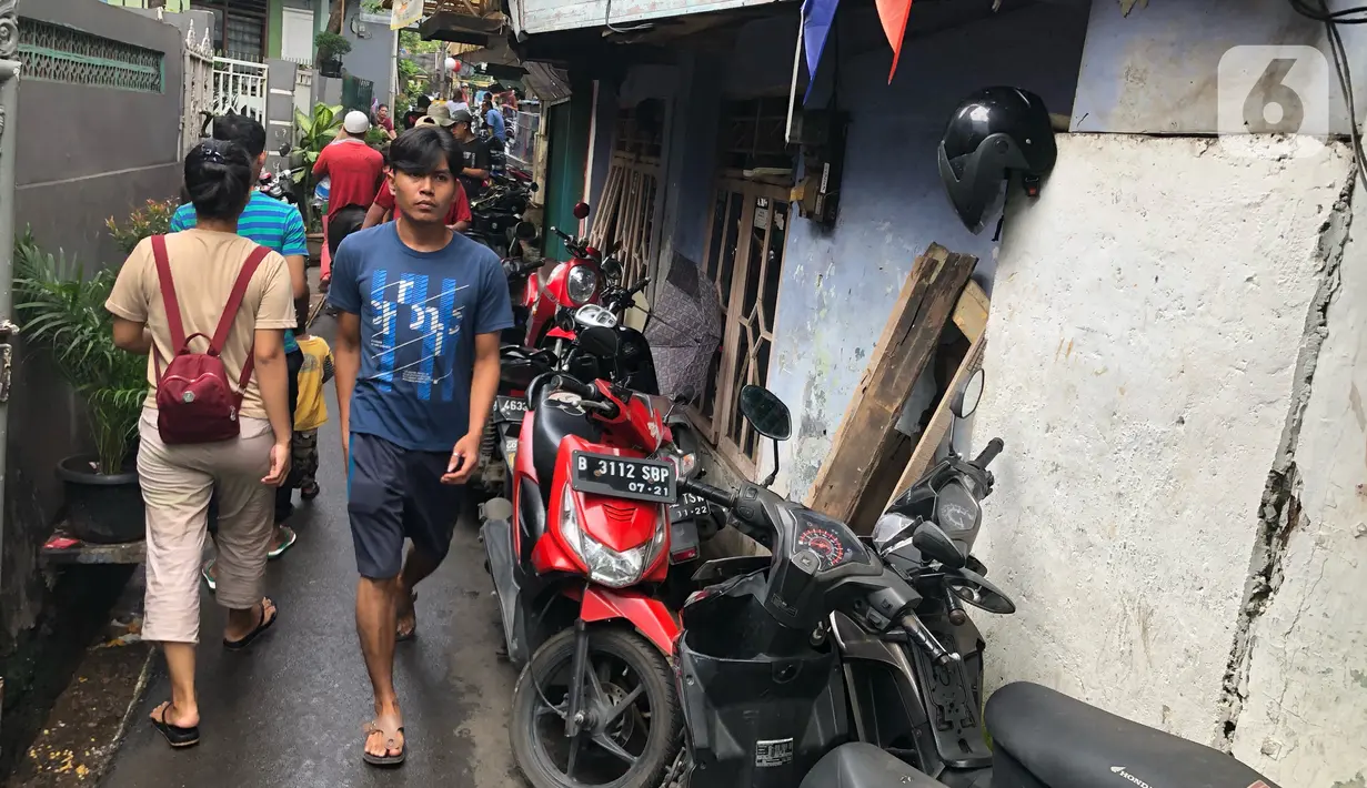 Sejumlah sepeda motor terparkir di sekitar Jalan Kebon Pala II, Jakarta, Selasa (25/2/2020). Banjir yang merendam kawasan tersebut menyebabkan warga mengungsikan kendaraannya ke tempat yang lebih tinggi. (Liputan6.com/Immanuel Antonius)