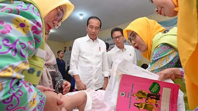 Jokowi ditemani Menkes Budi Gunadi melakukan peninjauan Gerakan Intervensi Serentak Pencegahan Stunting di Bogor pada Selasa, 11 Juni 2024. (Foto BPMI)