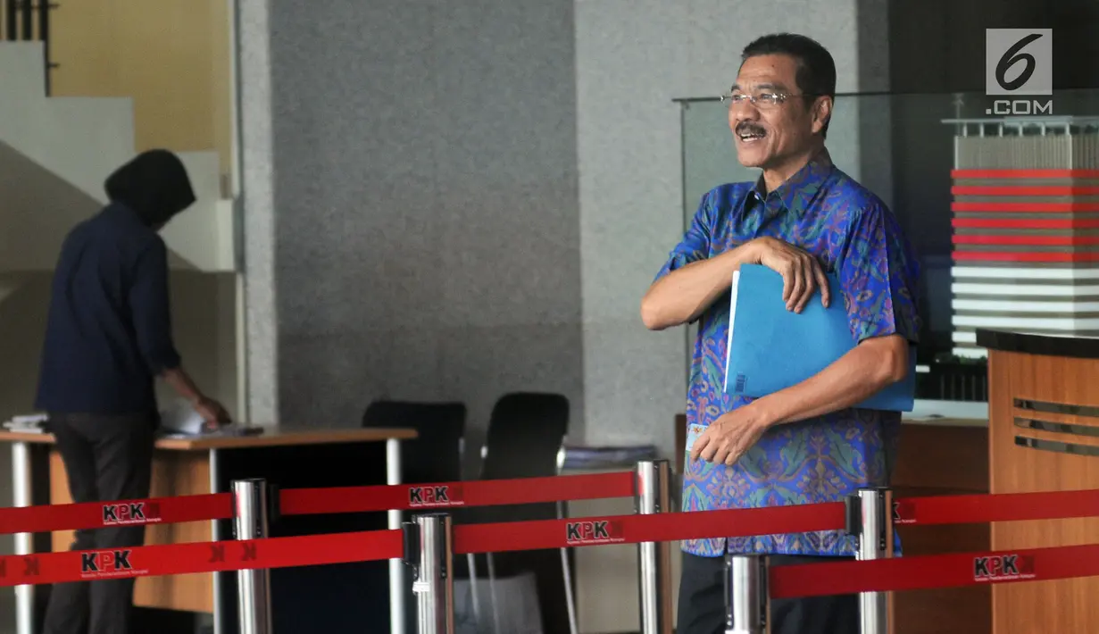 Mantan Mendagri, Gamawan Fauzi seusai melakukan registrasi untuk pemeriksaan di Gedung KPK, Jakarta, Kamis (3/5). Gamawan diperiksa sebagai saksi untuk mantan Kepala Pusat Data dan Sistem Informasi Setjen Kemendagri Dudy Jocom. (Merdeka.com/Dwi Narwoko)