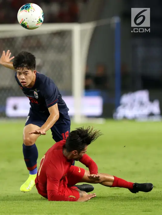 Pemain tengah Timnas Indonesia, Stefano Lilipaly (bawah) terjatuh saat berebut bola dengan pemain Thailand, Ekanit Panya pada laga Grup G Penyisihan Kualifikasi Piala Dunia 2022 zona Asia di Stadion Utama GBK, Jakarta, Selasa (10/9/2019). Indonesia kalah 0-3. (Liputan6.com/Helmi Fithriansyah)