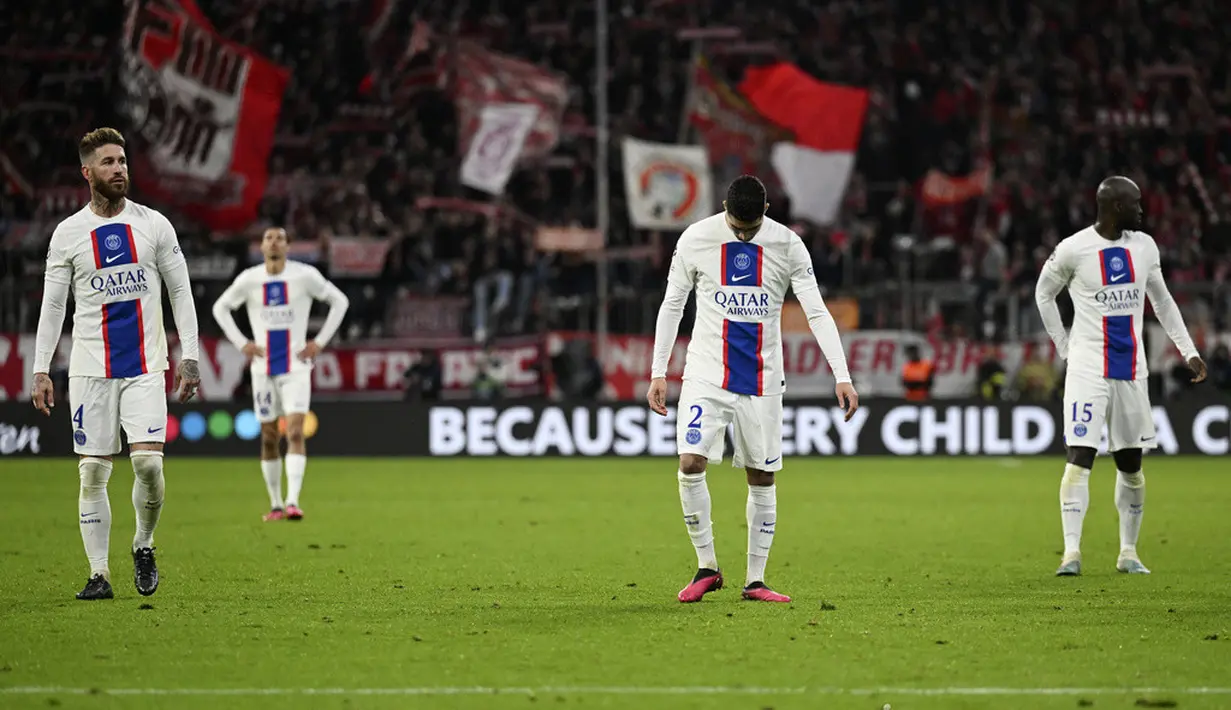 Para pemain Paris Saint Germain tertunduk lesu setelah ditaklukkan Bayern Munchen pada leg kedua babak 16 besar Liga Champions 2022/2023 di Allianz Arena, Kamis (9/3/2023). Kekalahan ini membuat PSG lagi-lagi gagal di Liga Champions. (AP Photo/Matthias Schrader)