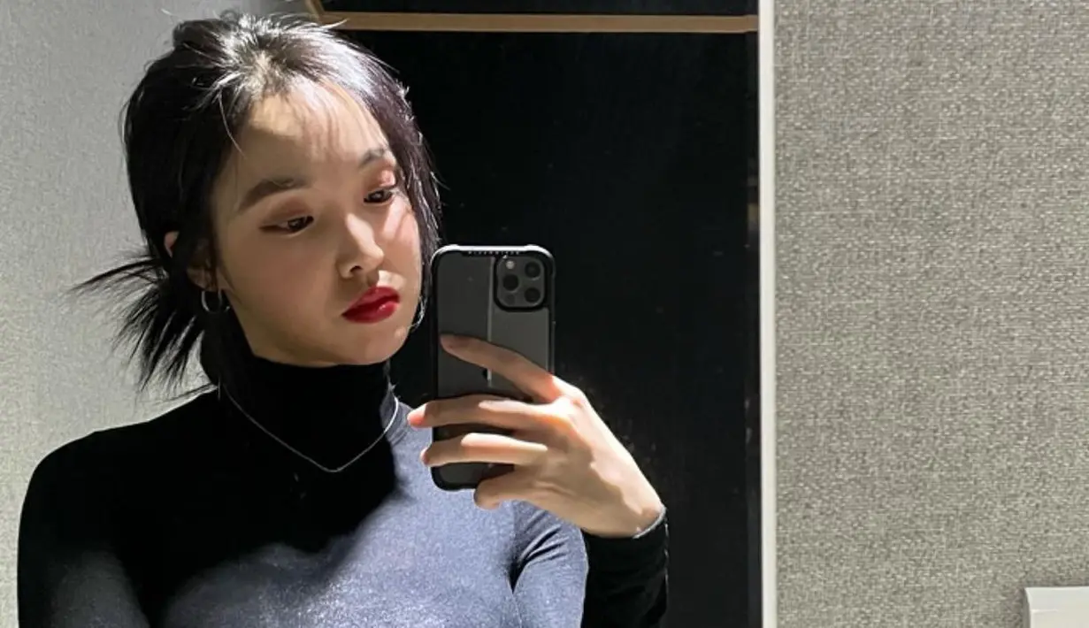 Yuju juga dikenal sebagai idol cewek yang konsisten dengan rambut berponi, dari debut hingga sekarang. (FOTO: instagram.com/yuuzth/)