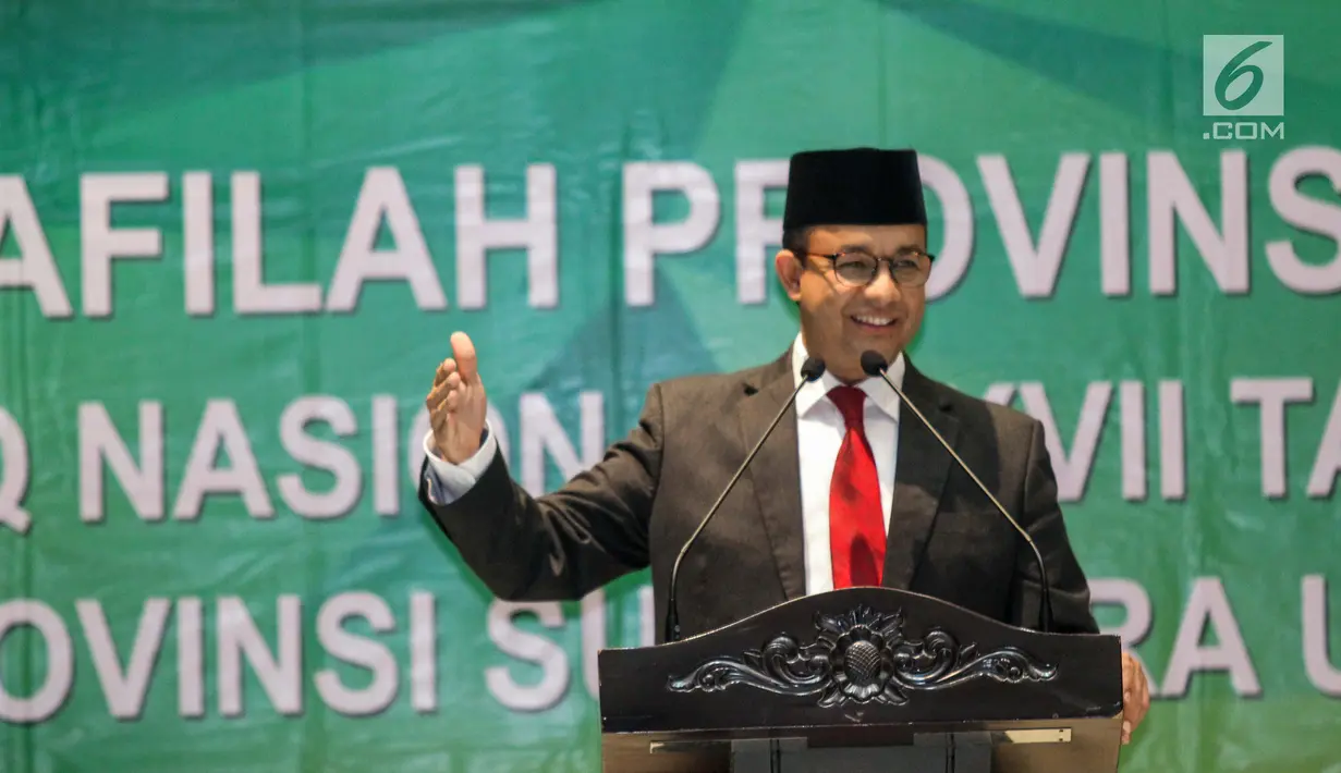 Gubernur DKI Jakarta Anies Baswedan foto bersama Kafilah Provinsi DKI Jakarta untuk mengikuti Musabaqah Tilawatil Quran (MTQ) Tingkat Nasional XXVII, Jakarta, Kamis (4/10). Anies berharap Kafilah DKI dapat meraih juara umum. (Liputan6.com/Faizal Fanani)