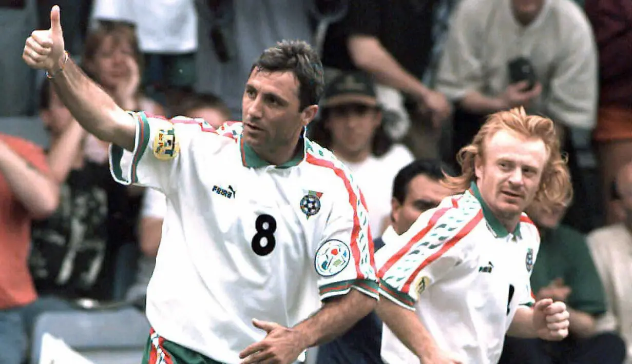 Hristo Stoichkov merupakan legenda Timnas Bulgaria. Pada Piala Dunia 1994, ia membawa negaranya ke semifinal dan memenangkan Sepatu Emas setelah mencetak 6 gol di turnamen tersebut. Stoichkov juga merupakan bagian dari tim impian Johan Cruyff yang memenangkan 4 gelar La Liga berturut-turut dan 1 Liga Champions. Pemain berjuluk El Pistolero itu juga berhasil menyabet gelar Ballon d'Or 1994 berkat kemampuannya untuk klub dan negaranya. (AFP/Vincent Amalvy)