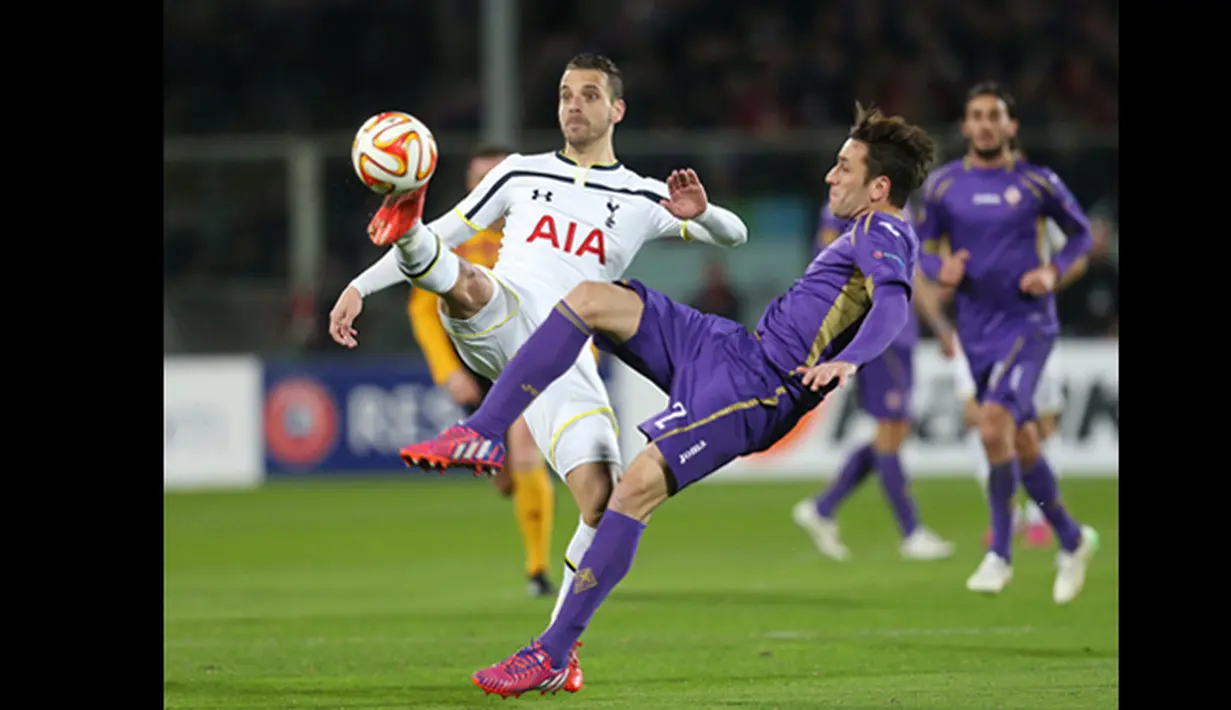 Penyerang Tottenham, Roberto Soldado (kiri) berusaha merebut bola dari pemain Fiorentina di laga Liga Europa leg kedua di Stadion Artemio Franchi, Italia (26/2/2015). Fiorentina menang 2-0 atas Tottenham Hotspur. (Reuters/Carl Recine)