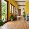 8 Warna Cat Rumah yang Cocok Dipadukan dengan Lantai Motif Kayu, Makin Elegan