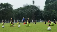Jelang berlaga di kualifikasi Grup H Piala Asia 2016, timnas Brunei Darussalam U-23 berlatih di Lapangan C Senayan, Jakarta, (24/3/2015). Sejumlah peman timnas Brunei U-23 melakukan peregangan otot jelang berlatih. (Liputan6.com/Helmi Fithriansyah)
