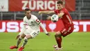 Bek Bayern Munchen, Benjamin Pavard, berebut bola dengan pemain Eintracht Frankfurt, Mijat Gacinovic, pada laga Piala Jerman di Allianz Arena, Rabu (10/6/2020). Bayern Munchen menang 2-1 atas Eintracht Frankfurt. (AP/Kai Pfaffenbach)