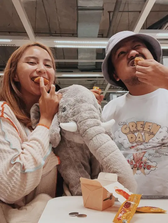 Melihat foto ini, keduanya kerap disebut pasangan kocak. Terlepas dari itu, belum tahu kapan keduanya bakal merencanakan untuk memiliki momongan. (Liputan6.com/IG/@clairineclay).