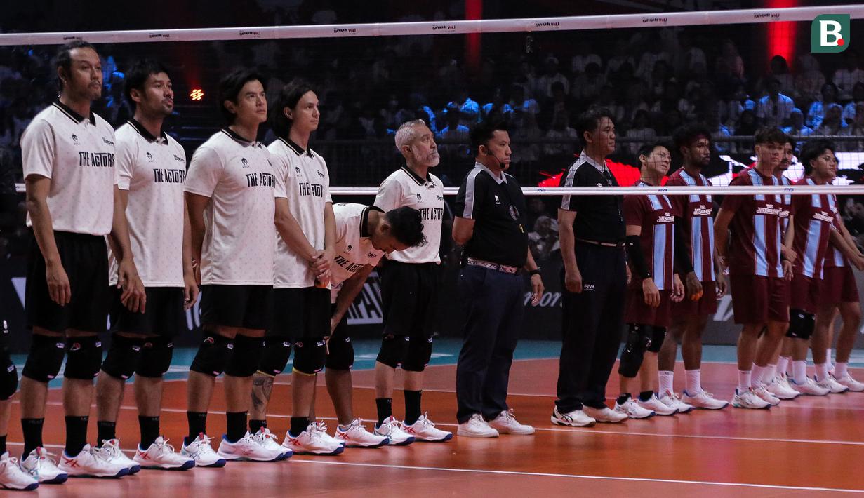 Sejumlah pemain dari tim The Actors dan The Musicians bersiap bermain dalam laga Bahkan Voli 3 di Mahaka Square, Kelapa Gading, Sabtu (15 November 2025). (Bola.com/Internships/Monica Putri Salsabila)