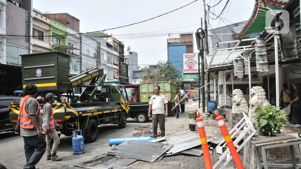 Makan Badan Jalan, Ruko di Pluit Dibongkar