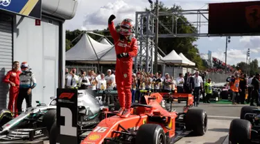 Pembalap Ferrari Charles Leclerc berdiri di atas mobilnya usai memenangkan F1 GP Italia 2019 di Sirkuit Monza, Minggu (8/9/2019). Leclerc menjuarai F1 GP Italia 2019 setelah pertarungan alot melawan duo pembalap Mercedes, Lewis Hamilton dan Valtteri Bottas. (AP Photo/Luca Bruno)