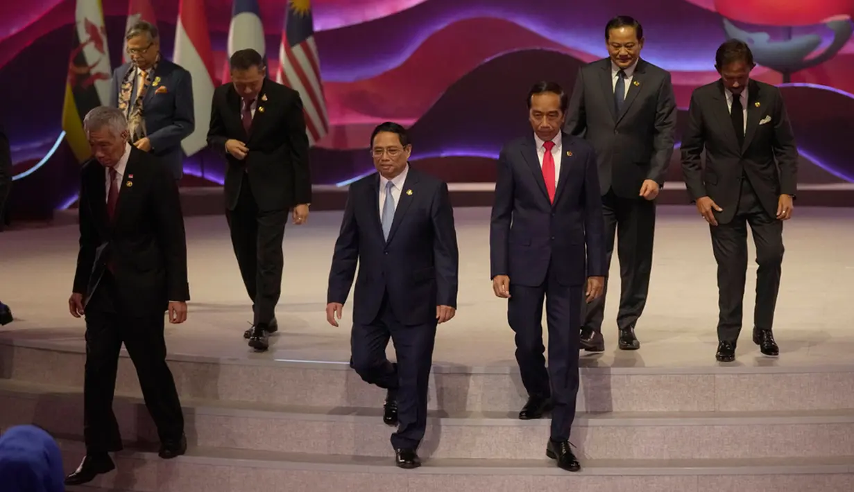 "Saya yakin tidak hanya Indonesia tapi seluruh negara anggota ASEAN memiliki rasa kebanggaan yang sama, memiliki rasa kecintaan yang sama terhadap keluarga yang kita beri nama ASEAN," pungkas Jokowi. (AP Photo/Dita Alangkara, Pool)