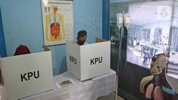 Warga menggunakan hak pilihnya saat Pilkada Depok di Tempat Pemungutan Suara (TPS) 56, Mekarjaya, Depok, Rabu (9/12/2020). TPS 56 menggunakan tema kesehatan untuk menarik warga menggunakan hak pilih dan mengingatkan protokol kesehatan di masa Pandemi COVID-19.  (Liputan6.com/Herman Zakharia)