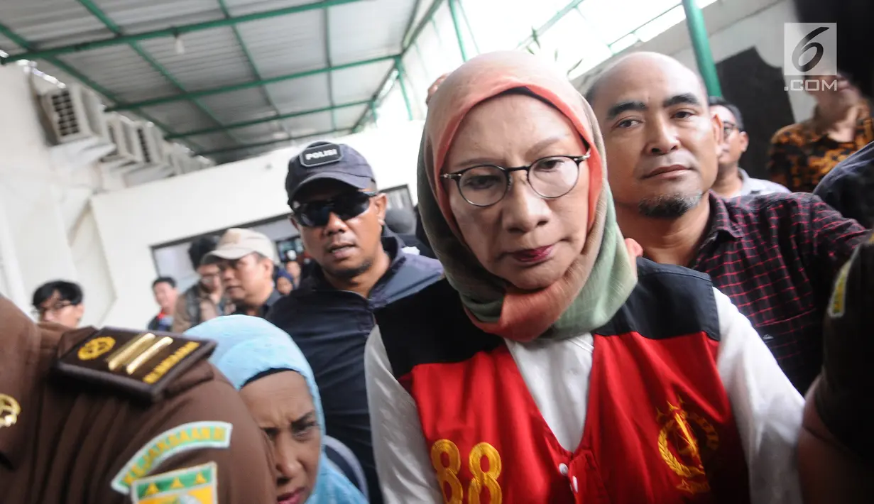 Terdakwa penyebaran berita bohong atau hoaks Ratna Sarumpaet tiba di Pengadilan Negeri Jakarta Selatan, Kamis (28/2). Ratna Sarumpaet berangkat dari Rumah Tahanan Polda Metro Jaya dijemput kendaraan tahanan kejaksaan. (Liputan6.com/Herman Zakharia)