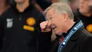 Pelatih Manchester United, Sir Alex Ferguson, mengusap air mata usai melawan Swansea City pada laga Premier League di Stadion Old Trafford (12/5/2013). Pertandingan tersebut sekaligus menjadi momen perpisahan Sir Alex Ferguson bersama Setan Merah. (AFP/Andrew Yates)