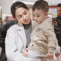 Azizah Salsha sedang menikmati liburan di London, Inggris. Di sana dia tak hanya jalan-jalan mengelilingi kota.