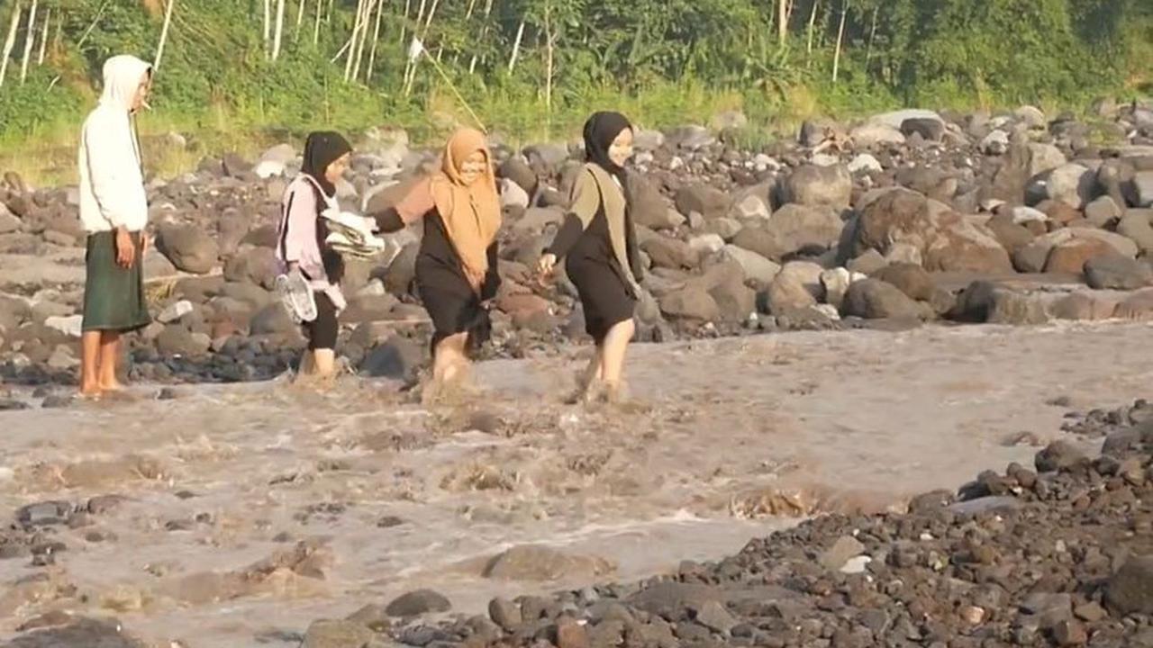Banjir Lahar Semeru Putuskan Jalan Desa