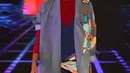 Model mengenakan kacamata warna-warni dalam acara Senayan City Fashion Nation 12th Edition di Jakarta, Rabu (11/4). (Liputan6.com/Immanuel Antonius)
