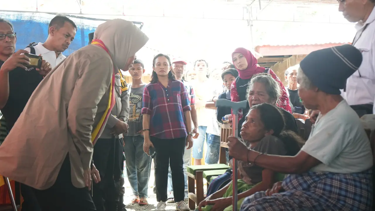 Menteri Sosial Tri Rismaharini saat mengunjungi ibu Maria Evin di Desa Golo Wune, Kecamatan Lamba Leda Selatan, Kabupaten Manggarai Timur (Liputan6.com/Ola Keda)