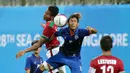 Gelandang timnas Indonesia U-23, Zulfiandi (kiri) berebut bola dengan Vathanaka Chan (Kamboja) di penyisihan Grup A Sea Games 2015 di Stadion Jalan Besar, Singapura, Sabtu (6/6/2015). Indonesia unggul 6-1 atas Kamboja. (Liputan6.com/Helmi Fithriansyah)