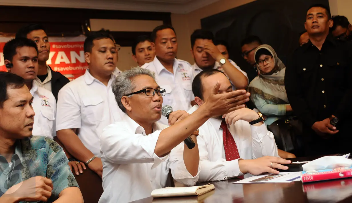 Buni Yani (tengah) bersama tim kuasa hukumnya memberi klarifikasi terkait potensi menjadi tersangka dalam kasus dugaan pelanggaran UU IT, Jakarta (7/11). Buni Yani beserta kuasa hukumnya menyatakan siap diperiksa. (Liputan6.com/Helmi Fithriansyah) 