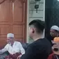 Habib Husein bin Mustofa Al Bahar atau Habib Wanting mengunjungi bacalon Wali Kota Bekasi Mochtar Mohamad atau M2 di kediamannya di kawasan Jakasampurna, Kota Bekasi. (Liputan6.com/Bam Sinulingga)