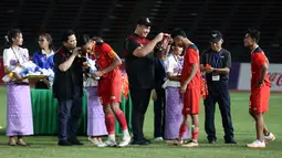 Pemain Timnas Indonesia U-22, Rizki Ridho (empat dari kiri) dan Marselino Ferdinan (tiga dari kanan) saat menerima medali emas setelah memenangkan laga final sepak bola SEA Games 2023 melawan Thailand di Olympic Stadium, Phnom Penh, Kamboja, Selasa (16/05/2023). (Bola.com/Abdul Aziz)