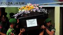 Salah satu jenazah korban pesawat AirAsia QZ8501 yang diserahkan ke pihak keluarga di RS Bhayangkara, Surabaya, Jumat (2/1/2015) adalah jenazah pramugari Khairunisa. (Liputan6.com/Johan Tallo)