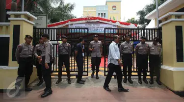 Petugas kepolisian berjaga di depan Kantor KPUD DKI Jakarta, Rabu (21/9). 364 personel gabungan dari Polda Metro dan Polres Jakpus disiagakan untuk mengamankan pendaftaran calon gubernur dan wakil gubernur Pilgub DKI 2017. (Liputan6.com/Immanuel Antonius)