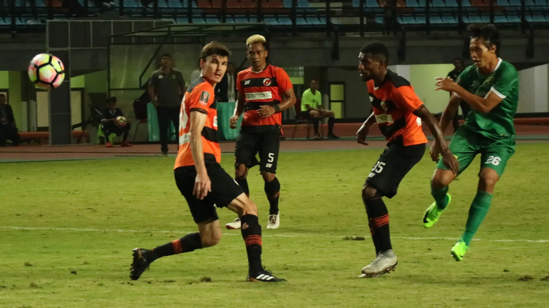 Duel Persebaya Vs Perseru di ajang penyisihan Piala Presiden 2018 di Stadion Gelora Bung Tomo, Surabaya, Selasa (23/1/2018). (Bola.com/Aditya Wany)