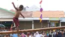 Anak-anak bermain lomba jalan di atas batang pohon pinang di sekitar Kalimalang, Jakarta, Sabtu (17/8/2019). Beragam lomba permainan digelar warga untuk menyemarakkan HUT ke-74 Republik Indonesia. (Liputan6.com/Helmi Fithriansyah)