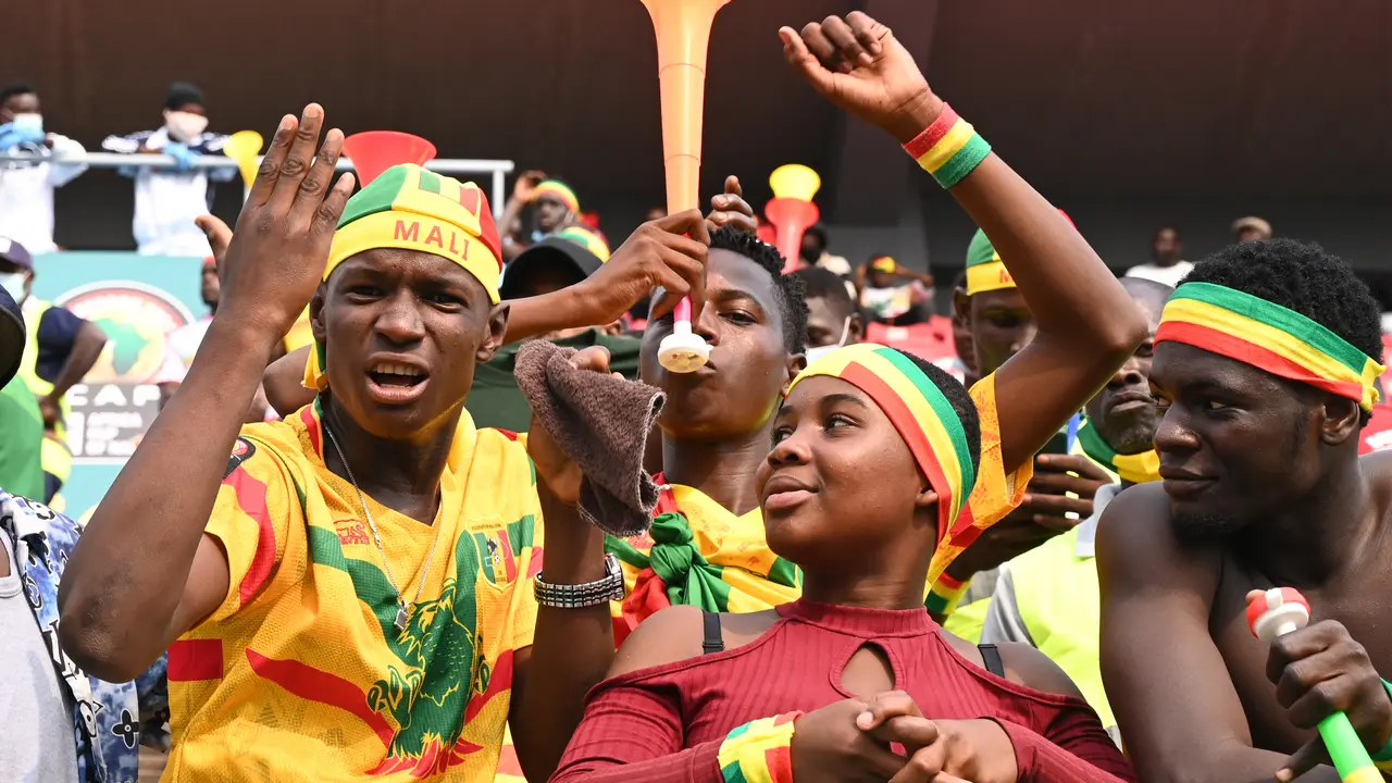 Aksi suporter timnas Mali di Piala Afrika 2021 yang berlangsung di Kamerun